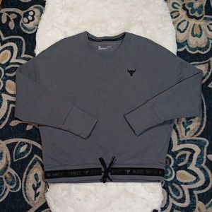 Under Armour charged Bulls gray cropped sweatshirt sz large